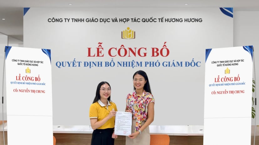 Cô Nguyễn Thị Chung nhận quyết định bổ nhiệm Phó Giám đốc