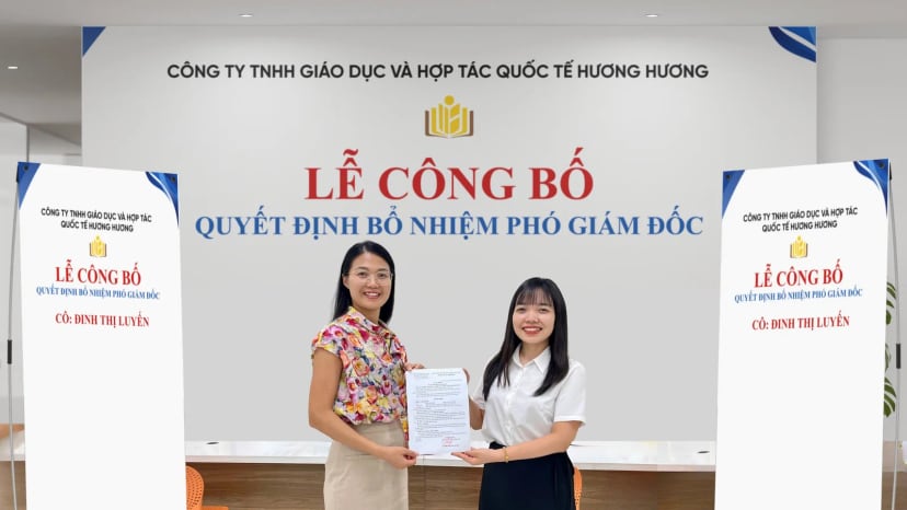Cô Đinh Thị Luyến nhận quyết định bổ nhiệm Phó Giám đốc