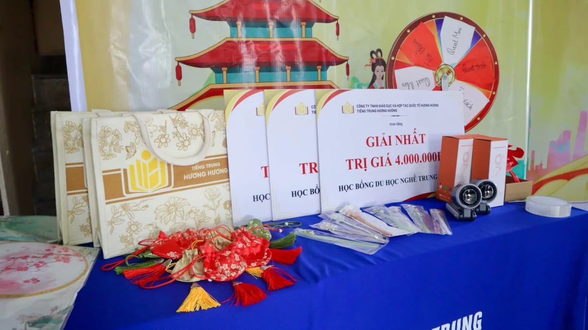 Bàn quà tặng và học bổng của chương trình Điểm hẹn Văn hoá Trung Hoa