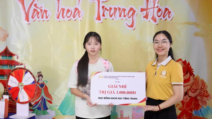Trao giải nhì trị giá 3.000.000đ tại chương trình