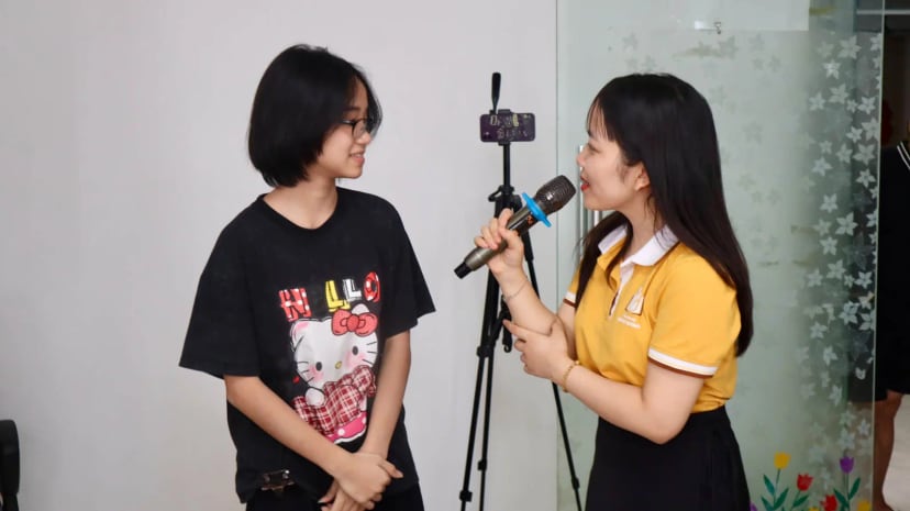 Nhân viên Hương Hương giao lưu với một bạn tham gia chương trình