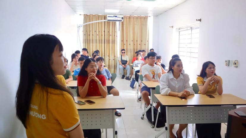 Các bạn trẻ theo dõi chương trình trong phòng học tại cơ sở Yên Phong