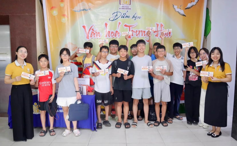 Người tham gia nhận quà tại chương trình ở cơ sở Yên Phong