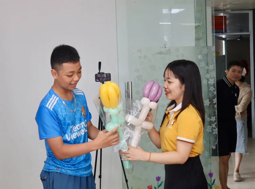 Học viên nhận bóng nghệ thuật tại chương trình