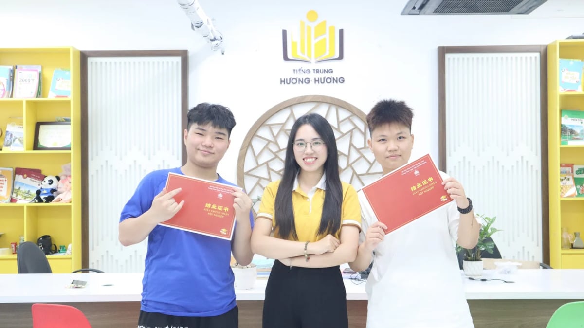 Học viên Hương Hương nhận chứng chỉ tốt nghiệp