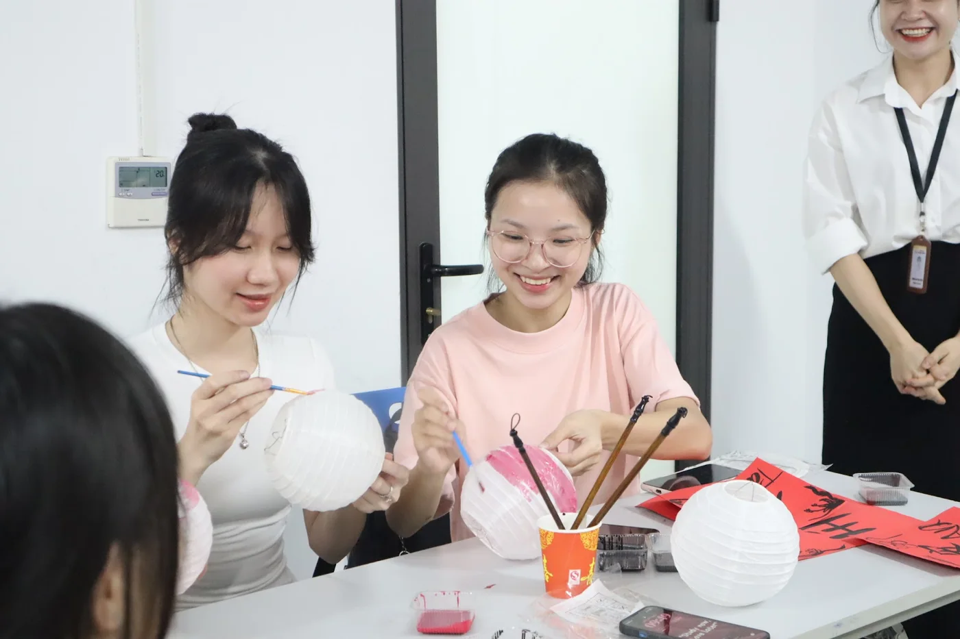 Học viên vẽ đèn lồng Trung thu