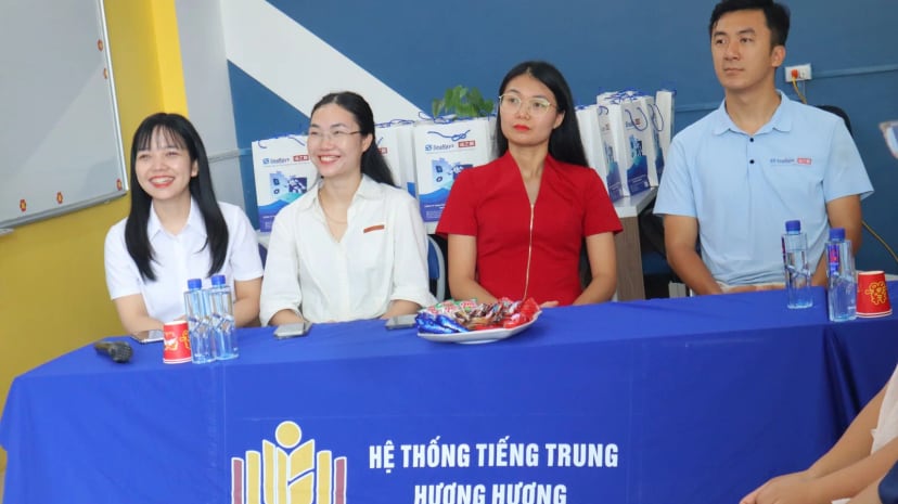 Bàn chủ toạ của hội thảo du học nghề Trung Quốc