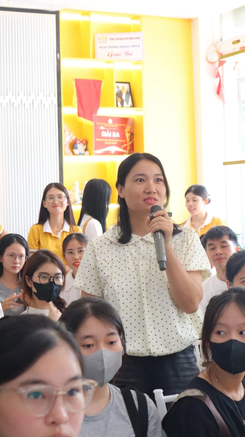 Một bạn đặt câu hỏi cho diễn giả tại hội thảo