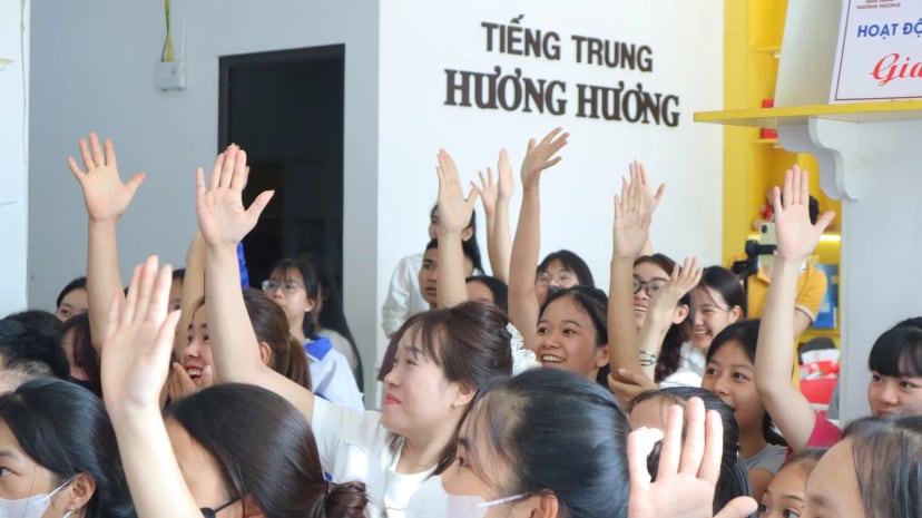 Người tham dự giơ tay đặt câu hỏi tại hội thảo