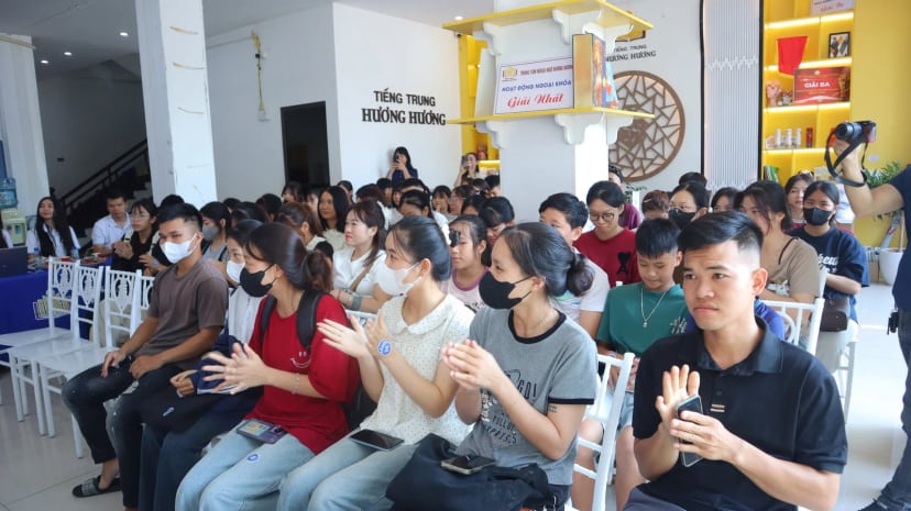 Học sinh, sinh viên theo dõi hội thảo tại cơ sở Lục Ngạn
