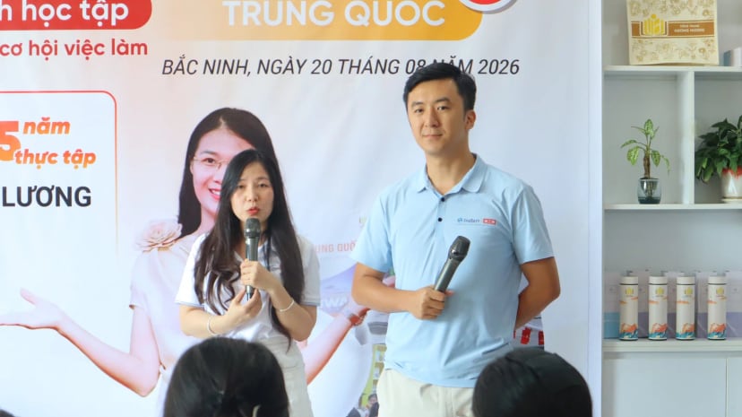 Phần trình bày trên sân khấu tại hội thảo du học nghề