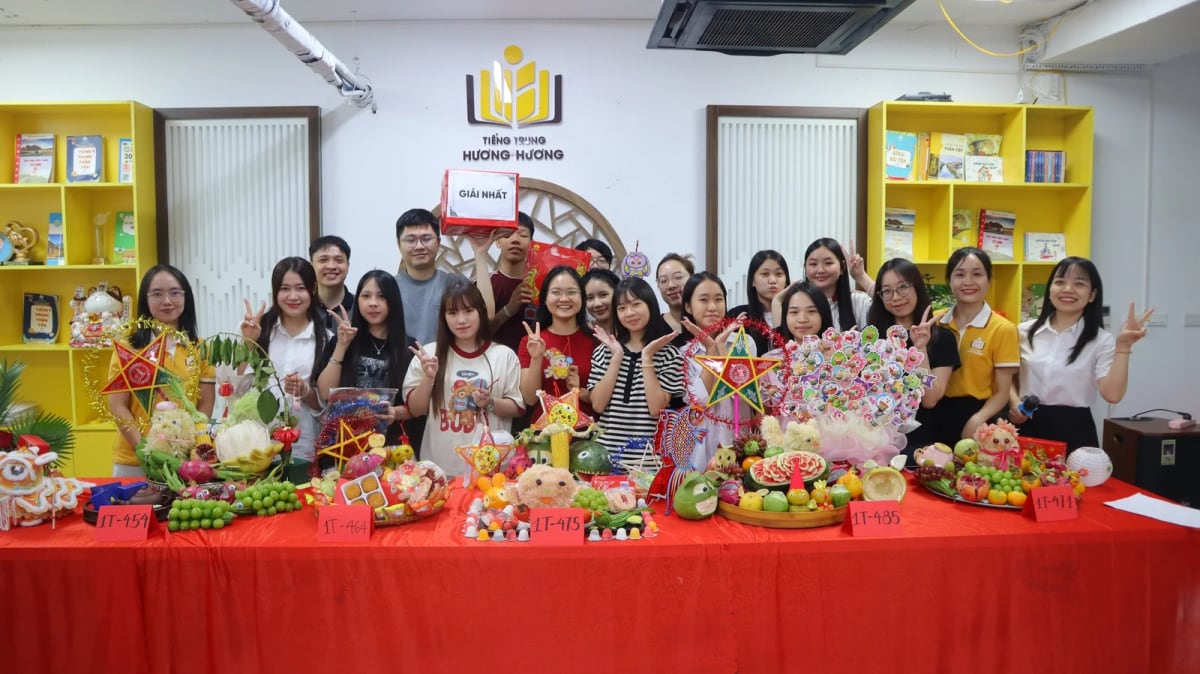 Dãy mâm cỗ Trung thu của các lớp xếp dọc bàn dài
