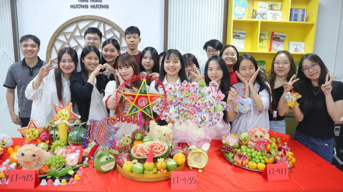 Học viên Tiếng Trung Hương Hương bên mâm cỗ Trung thu của lớp