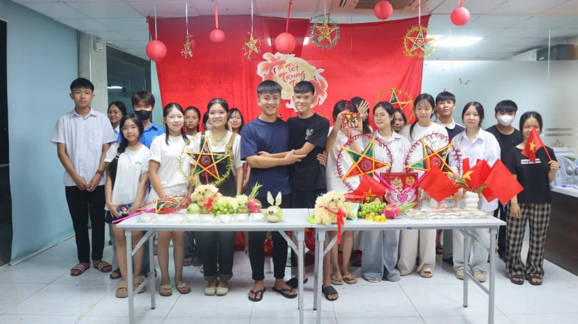 Học viên một cơ sở khác của Hương Hương bên mâm cỗ Trung thu