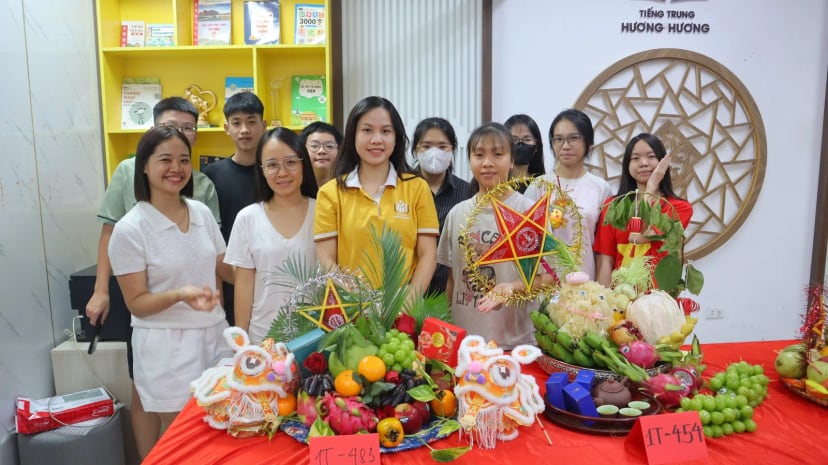 Mâm cỗ Trung thu có đèn ông sao và hoa quả trang trí
