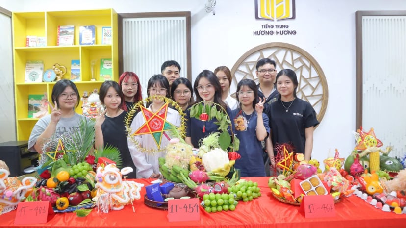Học viên đứng bên mâm cỗ Trung thu của lớp mình