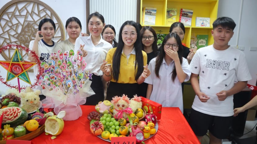Nhóm học viên bên mâm cỗ Trung thu vừa hoàn thành