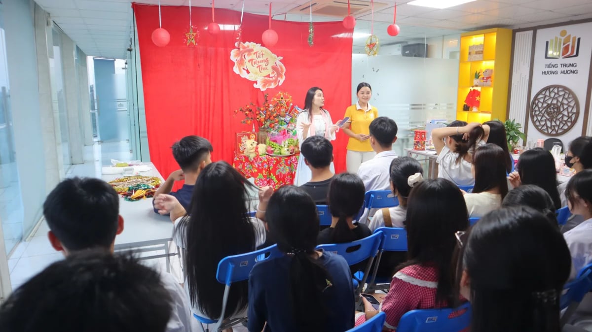 Không khí buổi phá cỗ Trung thu tại Tiếng Trung Hương Hương