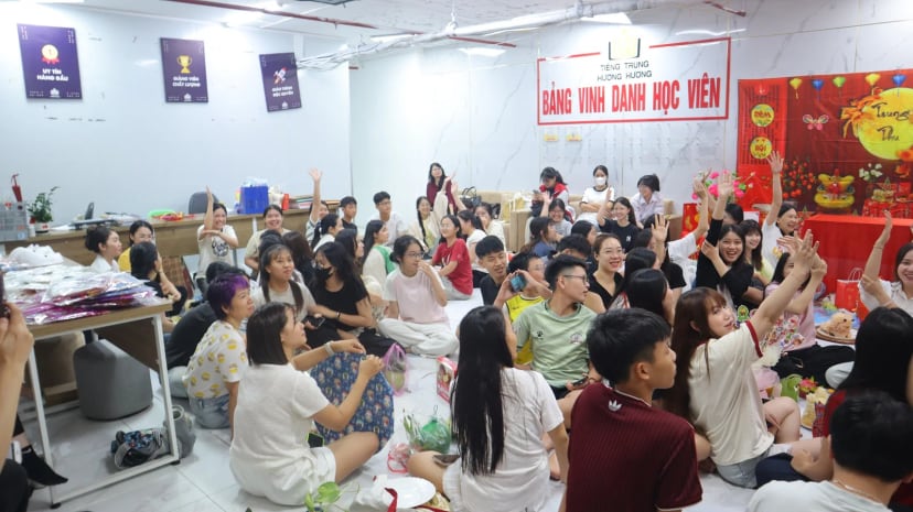 Học viên Hương Hương quây quần bên mâm cỗ Trung thu