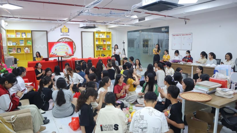 Học viên cùng xem các mâm cỗ Trung thu tại trung tâm