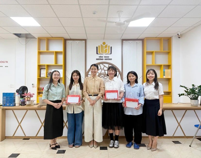 Giáo viên cơ sở Quang Châu cùng Ban Giám đốc dịp Trung thu