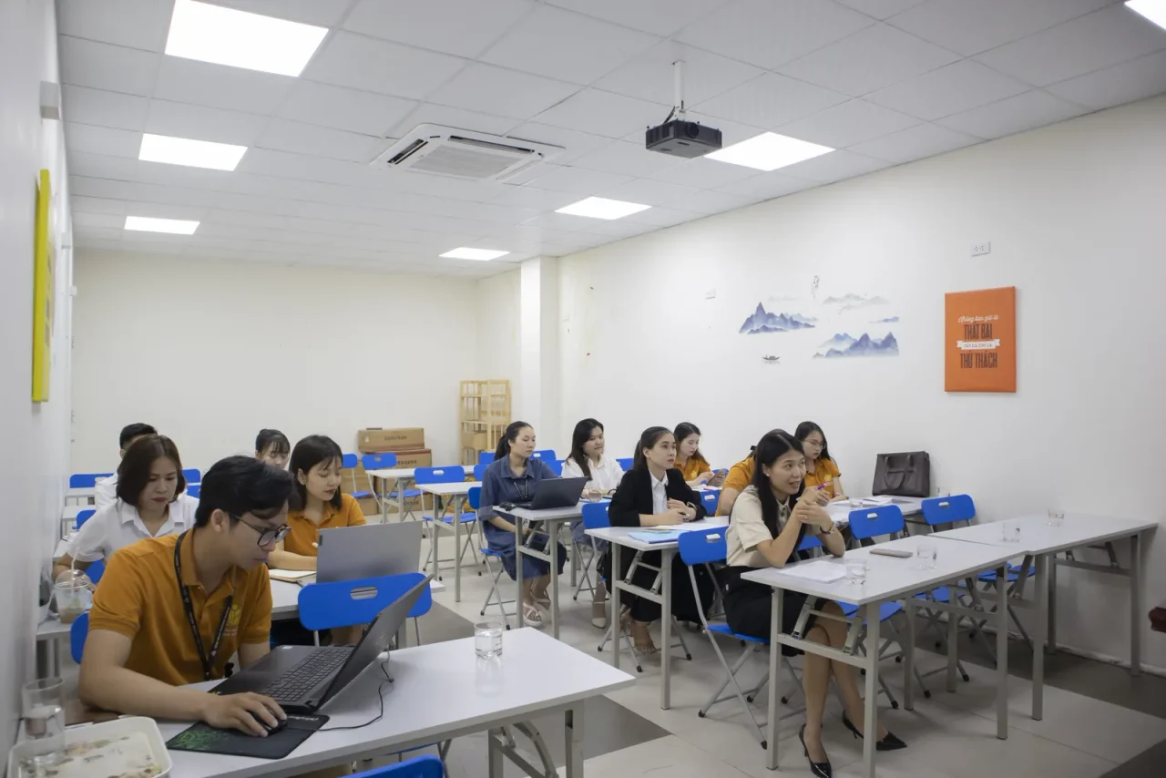 Tiếng Trung Hương Hương họp bàn triển khai kế hoạch quý IV