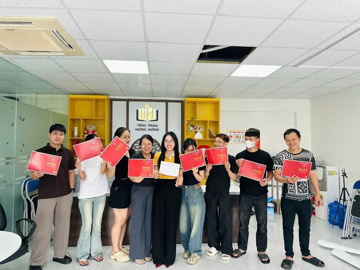 Học viên nhận chứng chỉ