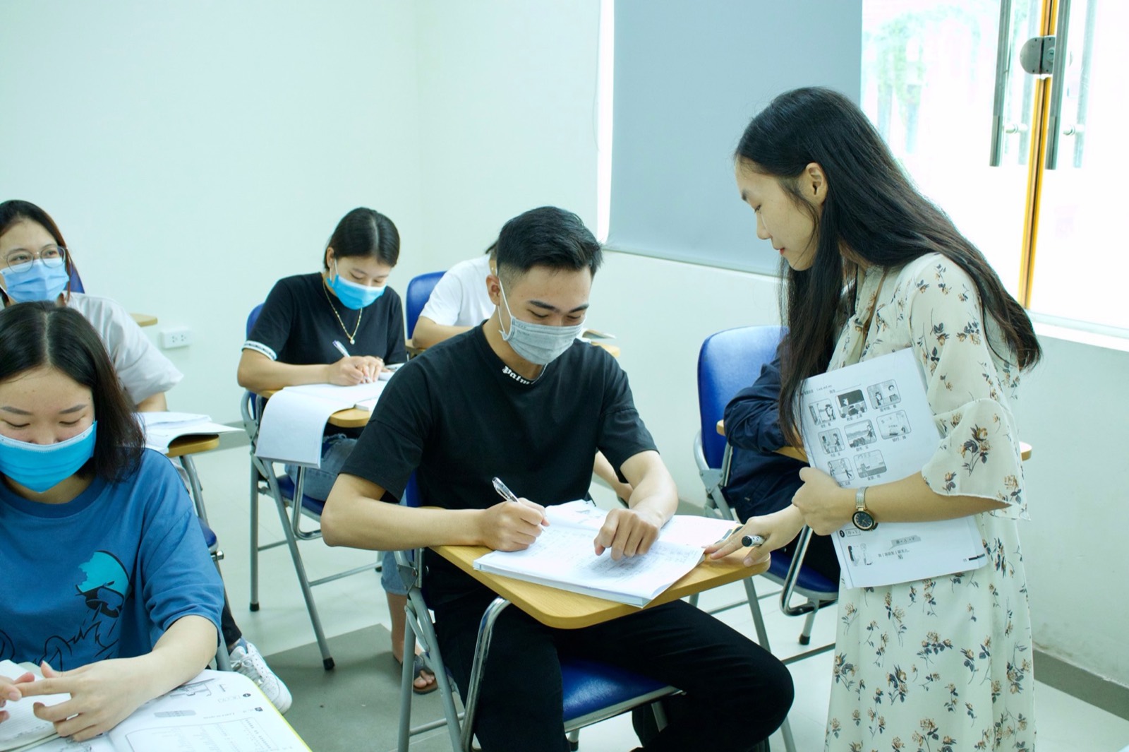 Giảng viên kèm sát học viên