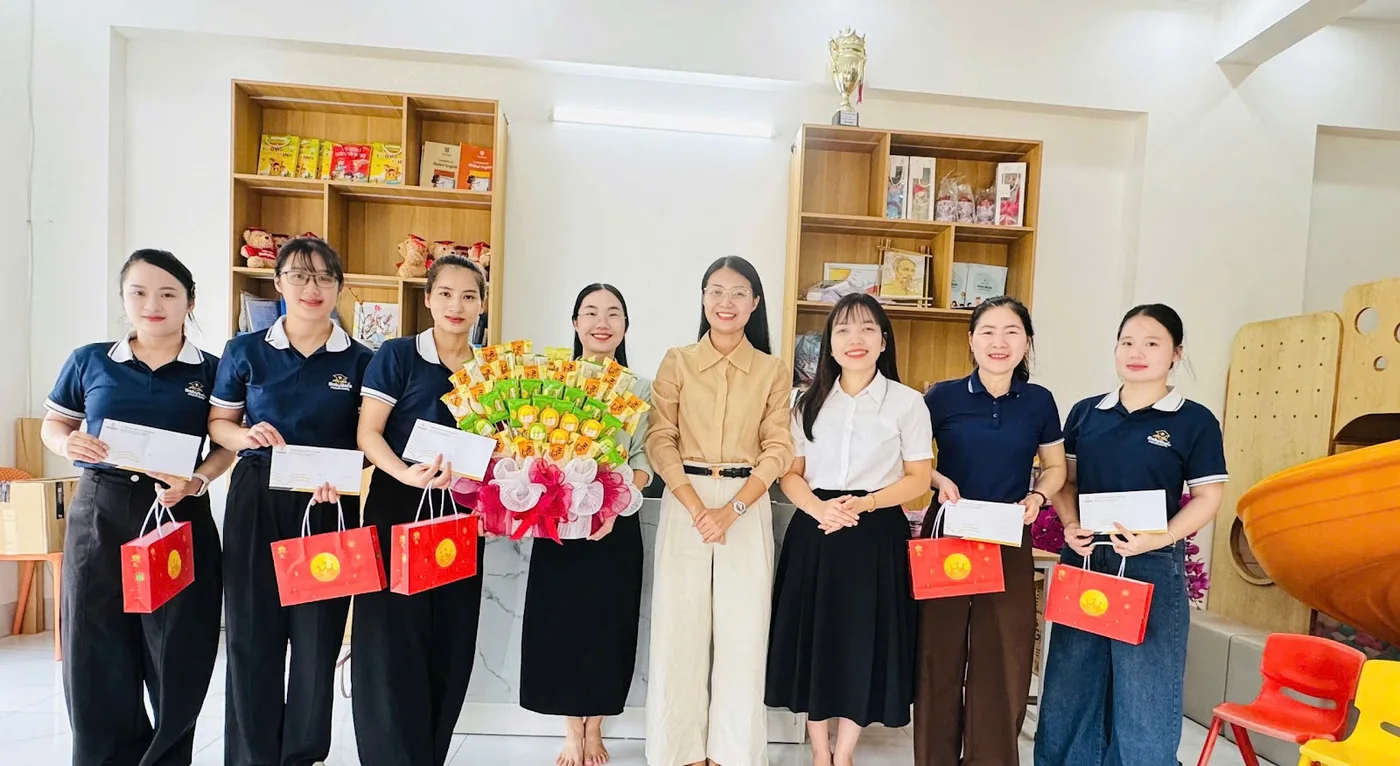 Giáo viên Mầm non Quốc tế BabyBala trong buổi trao quà Trung thu