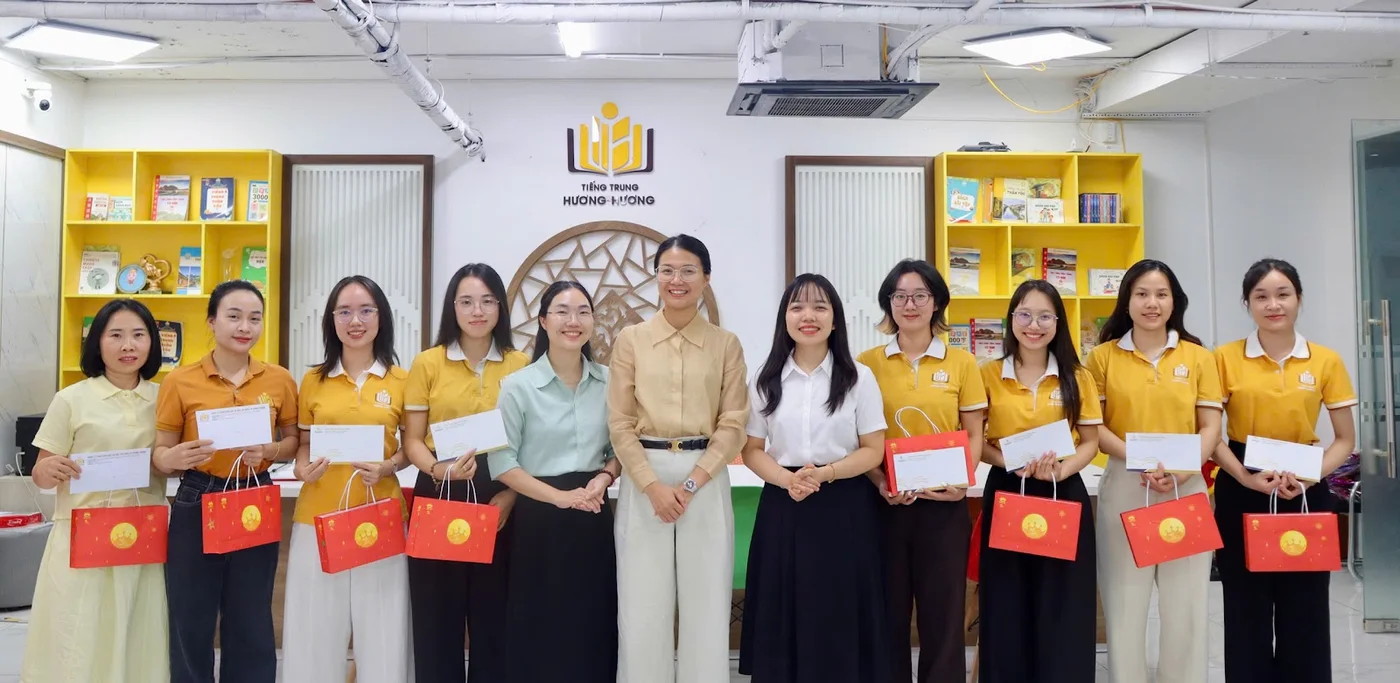 Ban Giám đốc Hương Hương cùng tập thể cơ sở TP. Bắc Giang trong dịp Trung thu 2026