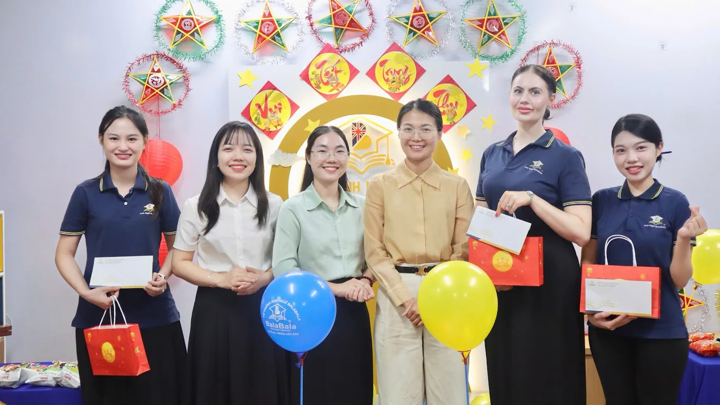 Đội ngũ Anh ngữ BalaBala nhận quà Trung thu
