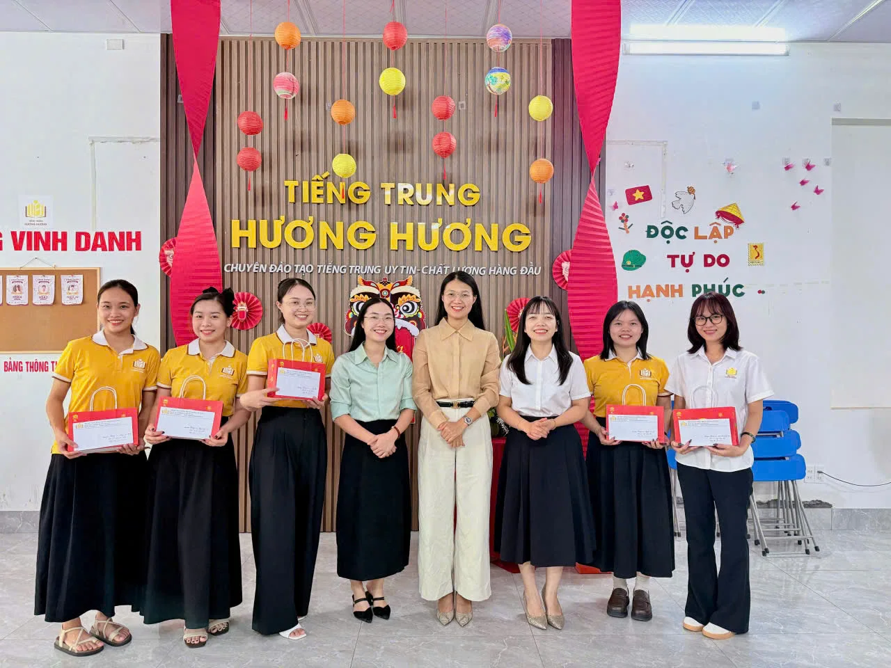 Giáo viên cơ sở Lục Nam trong buổi gặp mặt Trung thu