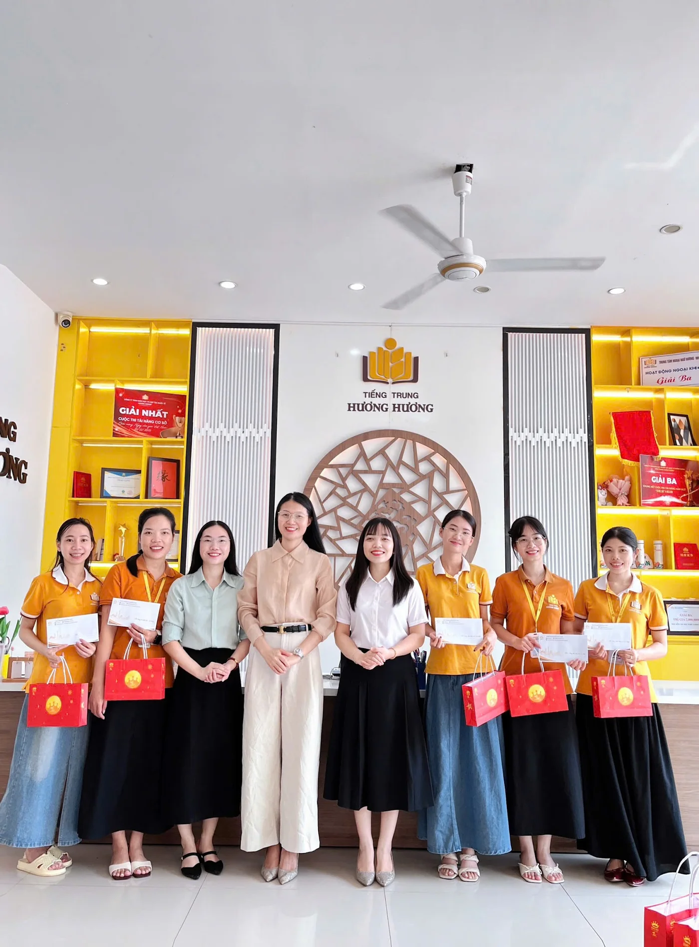 Tập thể cơ sở Lục Ngạn nhận quà Trung thu