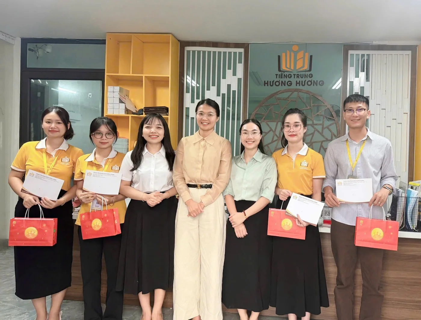 Tập thể cơ sở My Điền nhận quà Trung thu 2026