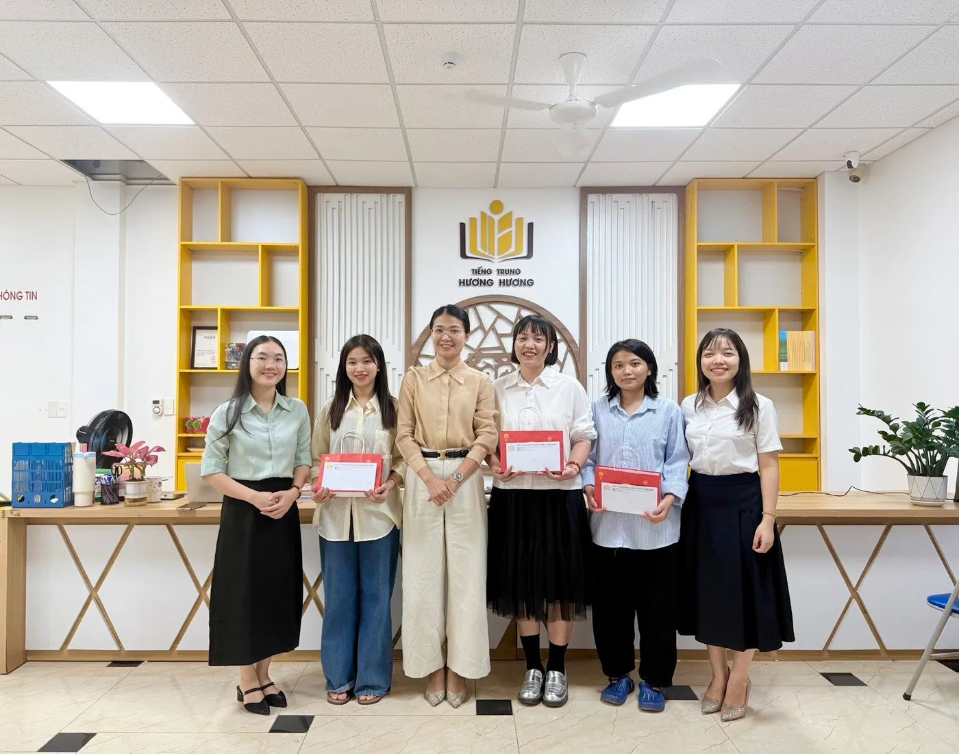 Giáo viên cơ sở Quang Châu cùng Ban Giám đốc dịp Trung thu