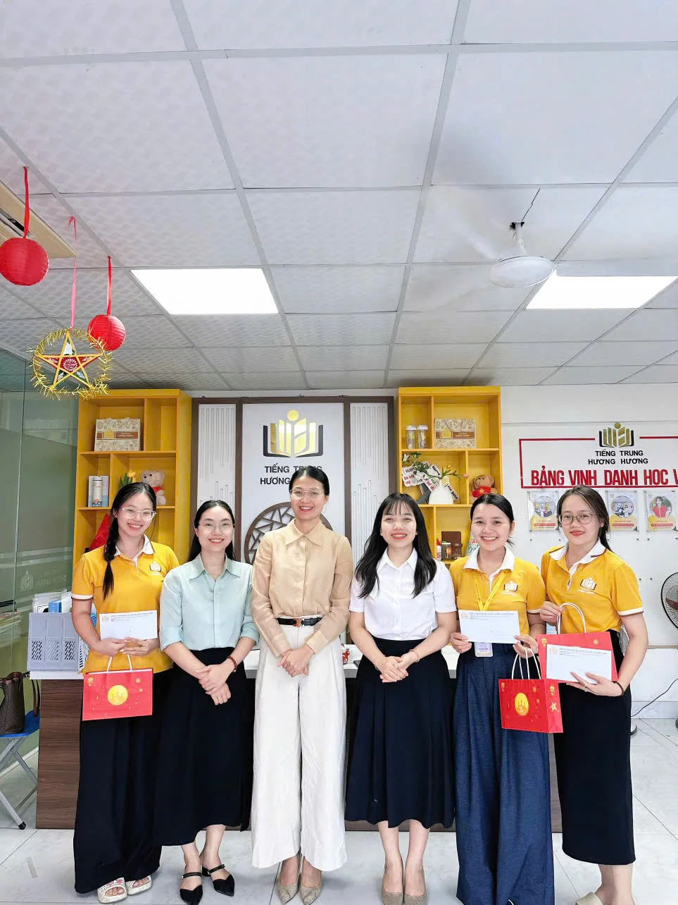 Tập thể nhân sự cơ sở Yên Dũng nhận quà Trung thu